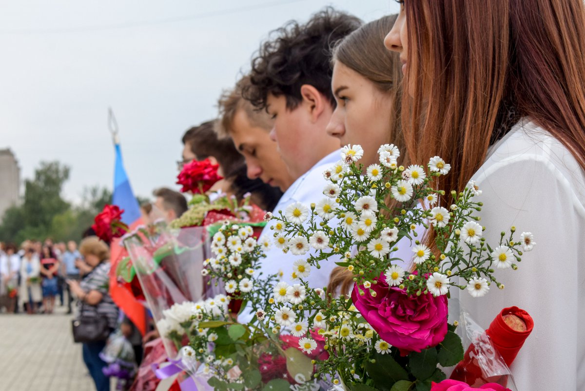 Встречают цветами. Встречает с цветами. Русских встречают с цветами. В Украине русских встречают с цветами. Девушки цветами встречают воинов.