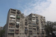 В Первомайске российские спасатели устраняют последствия обстрела 9-этажного жилого дома