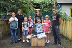 ПРЕДСТАВИТЕЛИ ЖЕНСОВЕТА МОСКВЫ ПЕРЕДАЛИ ГУМПОМОЩЬ МНОГОДЕТНОЙ СЕМЬЕ ПЕРВОМАЙСКА
