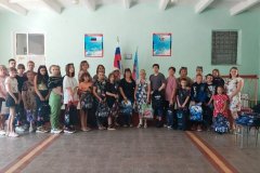 Депутат Народного Совета передала рюкзаки с подарками 50 первомайским школьникам