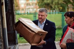 Председатель ОП передал школам Первомайска учебники и канцтовары от калужских активистов