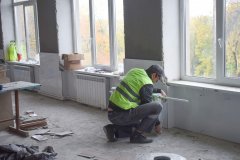 Специалисты из Калужской области продолжают ремонт пищеблока в средней школе №30 города Первомайска