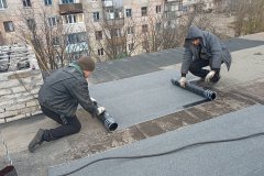 Коммунальщики Первомайска осуществляют ремонт кровель многоквартирных домов