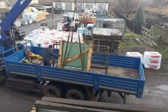 Школа в Калиново получила материалы для восстановления остекления после обстрелов