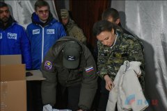 "Единая Россия" и фонд "Своих не бросаем" передали одежду детям из Первомайска