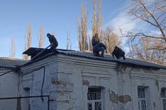 Волонтеры из Калужской области начали ремонт кровель зданий СЭС в Первомайске