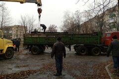 Коммунальщики Первомайска привезли в Золотое шифер для жителей поврежденных домов – мэр
