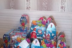 В Первомайске и административно подчиненных городах и поселках продолжается выдача детских новогодних подарков