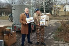 "Боевое братство" передало жителям Золотого теплые вещи, игрушки и газовые баллоны