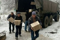 Госрезерв и МЧС ЛНР передали жителям Золотого и Катериновки около 14 т гумпомощи - Колягин