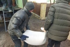 Жители Золотого и Катериновки получили почти 14 т гумпомощи от Госрезерва и МЧС – Колягин