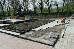 Специалисты из Калужской области помогают восстанавливать мемориалы в Первомайске
