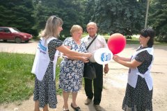 В преддверии Дня семьи, любви и верности активисты Первомайска раздали буклеты с историей возникновения праздника на улицах города