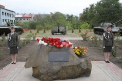 Первомайцы в 10-ю годовщину первого обстрела города со стороны ВСУ почтили память погибших