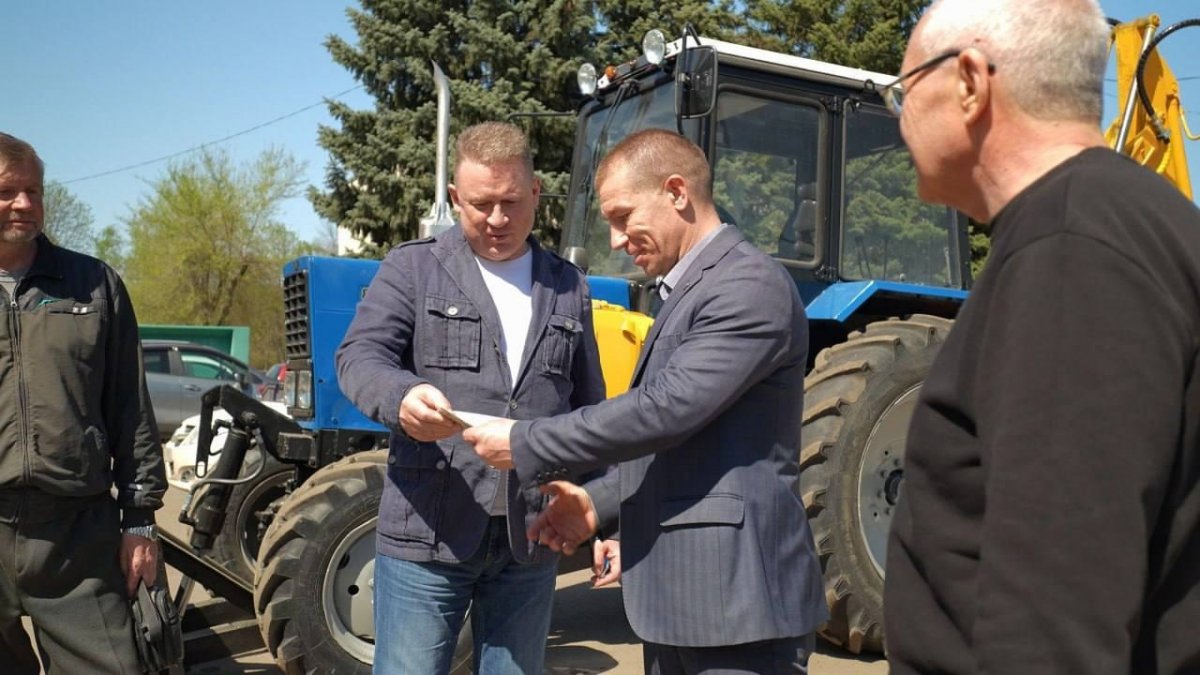 Калужский Минстрой передал городу-побратиму экскаватор