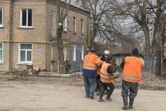 В Первомайске удаляют аварийные и сухостойные деревья вблизи жилых домов по заявкам граждан