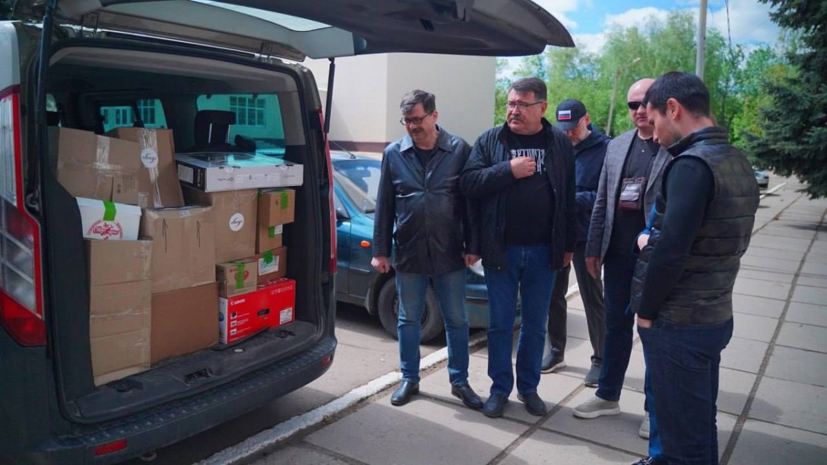 Первомайской школе искусств передали краски и бумагу