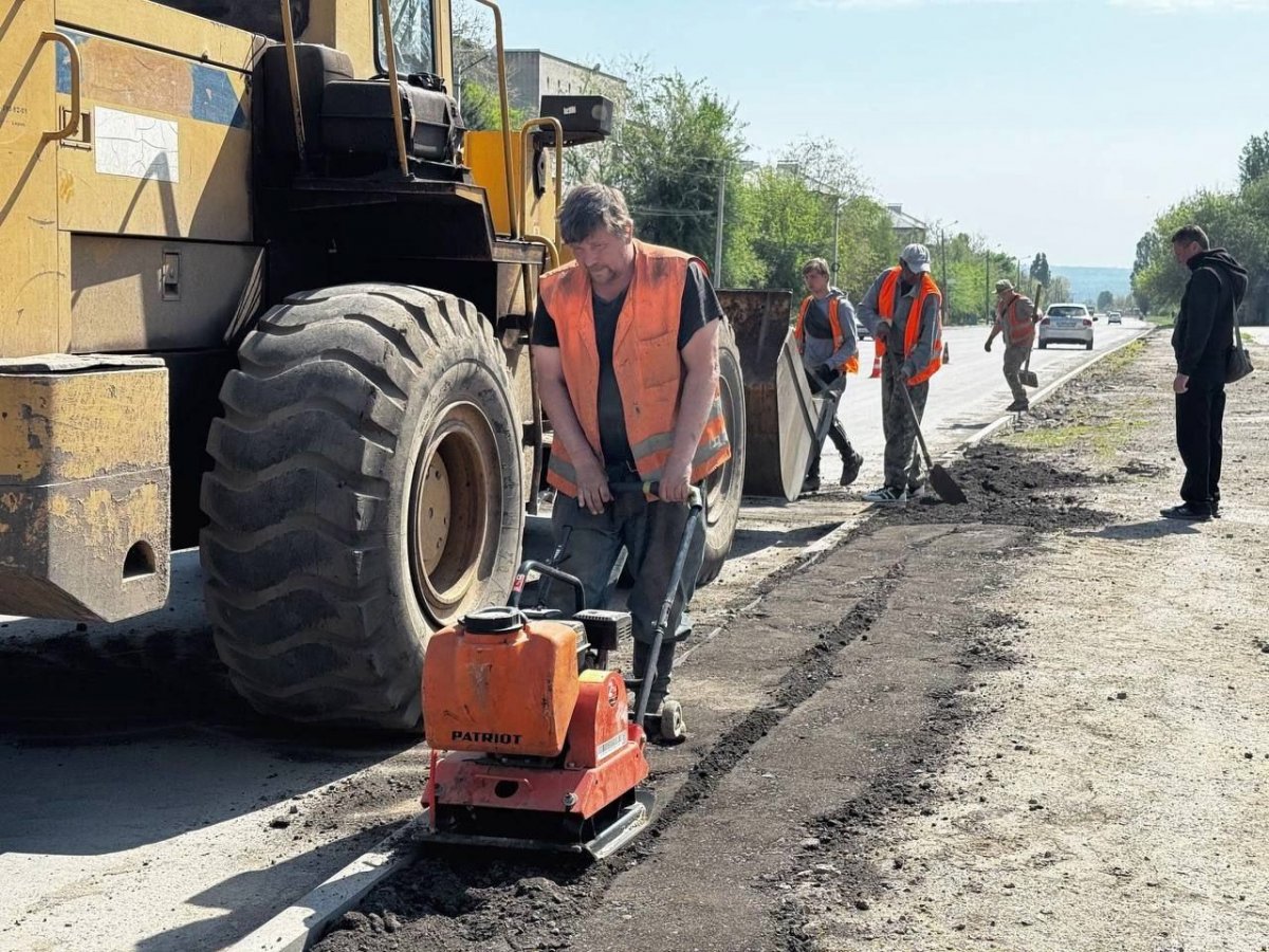 Коммунальщики города Первомайска активно выполняют работы по благоустройству территорий