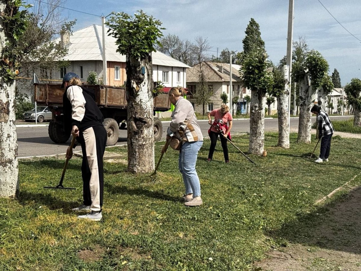 Коммунальные службы Первомайска ликвидируют последствия сильного ветра и выполняют мероприятия по благоустройству