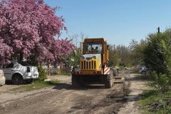 Специалисты Муниципального унитарного предприятия «Комбинат коммунальных услуг города Первомайска» благоустроили грунтовую дорогу в частном секторе