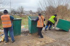 Сотрудники муниципального унитарного предприятия «Экотранс города Первомайска» активно участвуют в обустройстве контейнерных площадок по сбору твердых коммунальных отходов.
