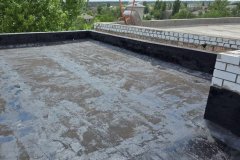 Калужские строители выполнили стяжку кровли дома на улице Дружбы в городе Горское