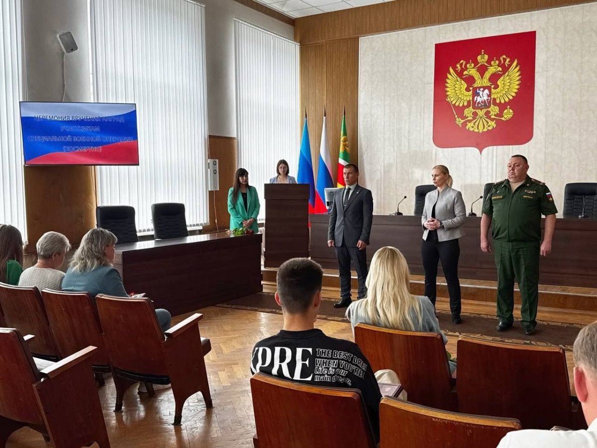 Первый заместитель руководителя Администрации Главы ЛНР Анна Рослякова выполнила почетную миссию – вручила государственные награды