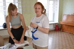 Первомайские единороссы совместно с членами семей погибших военнослужащих продолжают изготавливать необходимую помощь для фронта