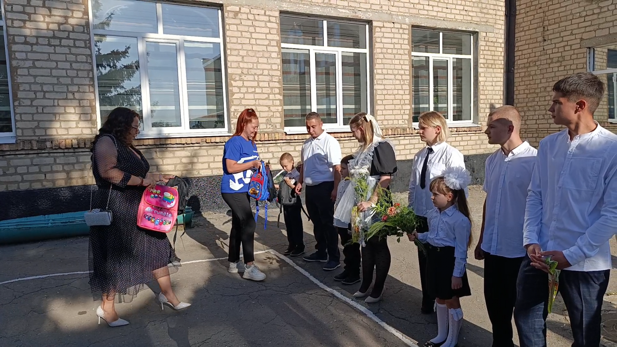 Активисты Первомайского отделения "Единой России" приняли участие в торжественных линейках, приуроченных ко Дню знаний