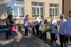 Активисты Первомайского отделения "Единой России" приняли участие в торжественных линейках, приуроченных ко Дню знаний